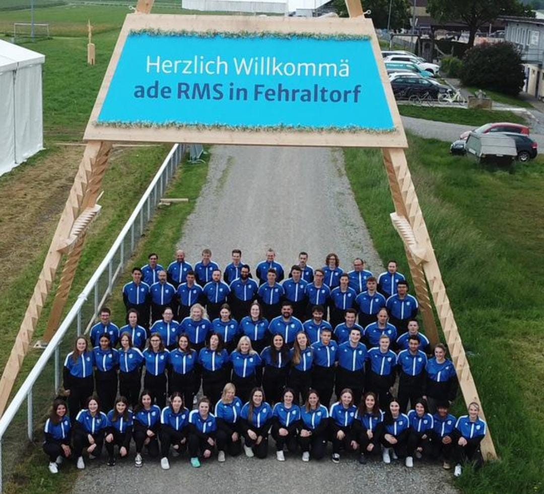Vereinsmannschaft im einheitlichen blau-schwarzen Vereinsdress